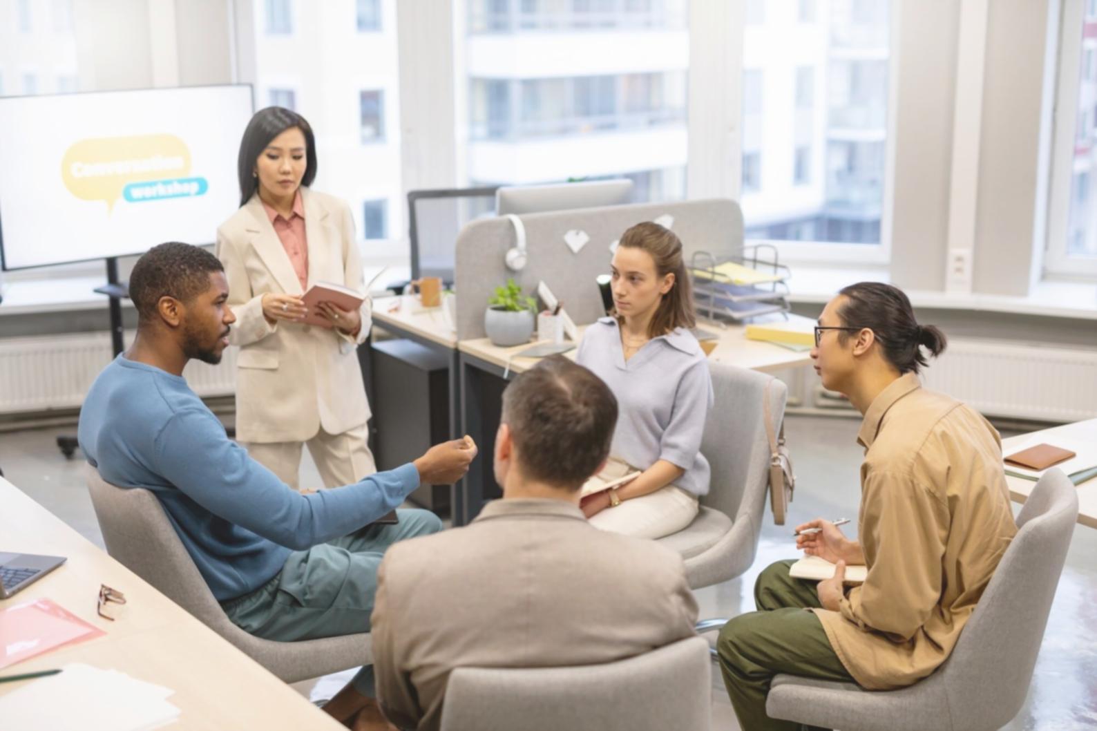 Bureau de travail avec documents financiers et calculatrice