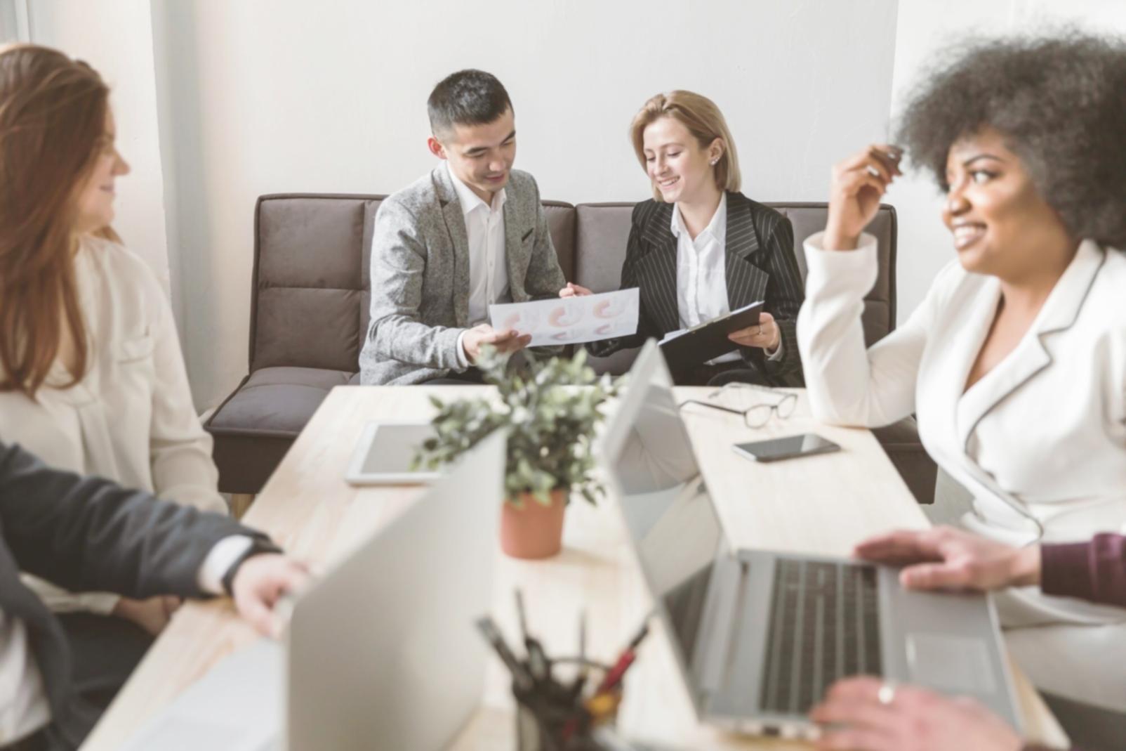 Espace de formation avec tableaux et matériel pédagogique